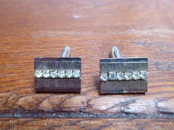 Paar zilverkleurige manchetknopen met glinstersteentjes beschikbaar voor biedingen