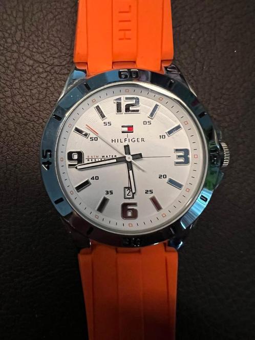 Heren horloge van het merk Tommy Hilfiger met kunststof band, Sieraden, Tassen en Uiterlijk, Sporthorloges, Zo goed als nieuw