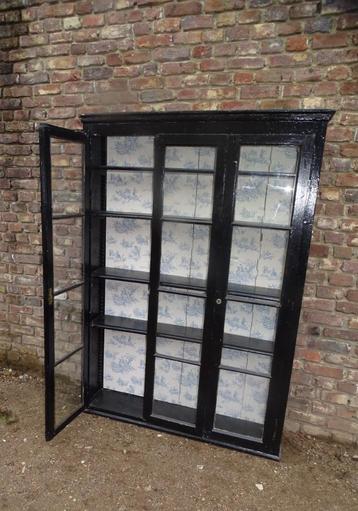 oude houten vitrinekast vitrine kast  beschikbaar voor biedingen