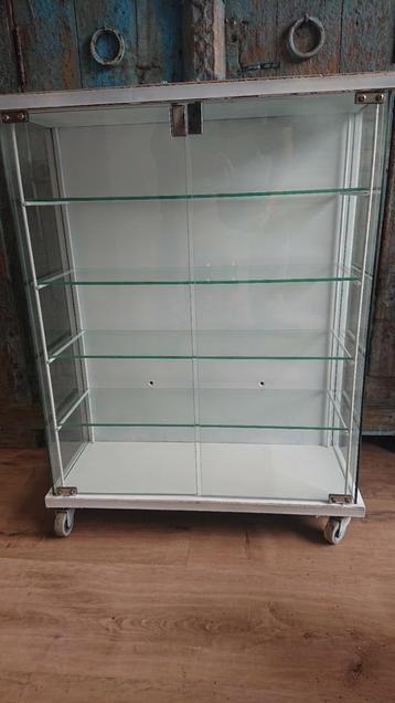 Ikea Kryss vitrine  beschikbaar voor biedingen