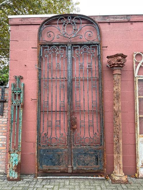 Hoge antieke donker groene smeedijzeren poort., Tuin en Terras, Tuinpoorten, Gebruikt, Draaipoort, IJzer, 200 cm of meer, Ophalen of Verzenden