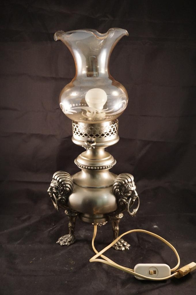 Oude metalen tafellamp met leeuwenkoppen en leeuwenpoten, Huis en Inrichting, Lampen | Tafellampen, Zo goed als nieuw, Minder dan 50 cm