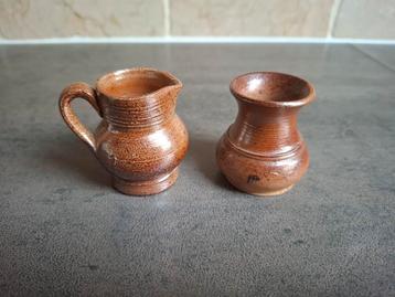 2x Vintage bruine miniatuur vaasje en kannetje. beschikbaar voor biedingen