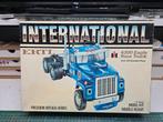 Ertl 8039 International 4300 Eagle racetruck. ZELDZAAM., Groter dan 1:32, Ophalen of Verzenden, Zo goed als nieuw, Truck