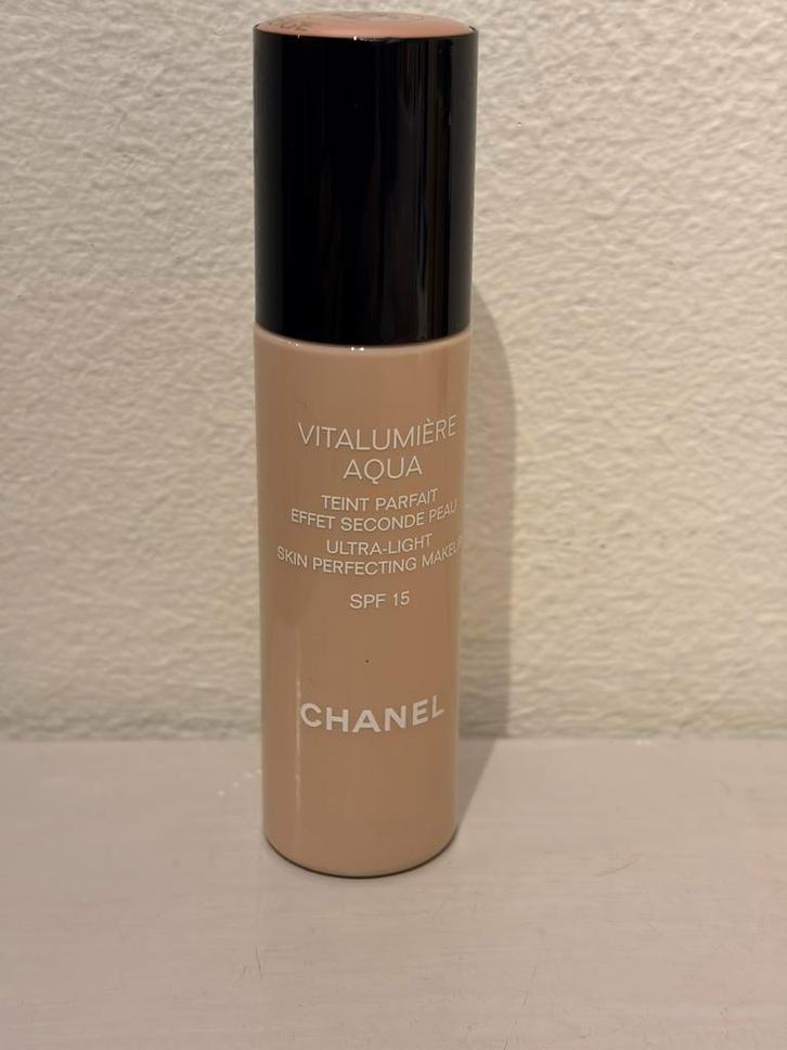 Chanel Vitalumière Aqua foundation   kleur: 70, Sieraden, Tassen en Uiterlijk, Uiterlijk | Cosmetica en Make-up, Zo goed als nieuw