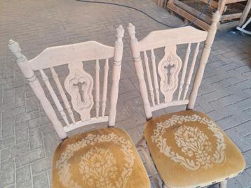 2 eiken stoelen, reeds gestraald. beschikbaar voor biedingen
