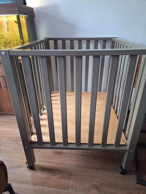 Olijfgroene box op wielen, Kinderen en Baby's, Boxen, Zo goed als nieuw, Rechthoekig, Boxkleed, Ophalen