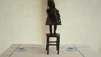 Meisje staand op een stoel ( Brons, Antiek en Kunst, Ophalen of Verzenden