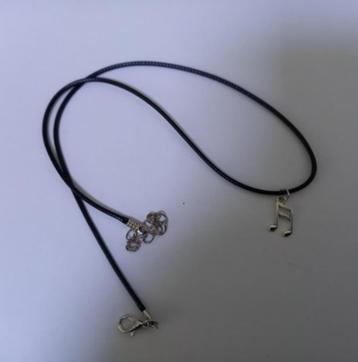 Koordketting wax zwart met hanger dubbele muzieknoot beschikbaar voor biedingen