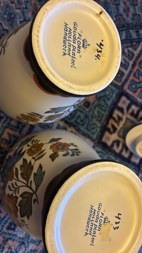 Drie Gouda Plateel Vazen - Flora, Antiek en Kunst, Antiek | Servies compleet, Ophalen of Verzenden