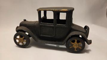 Grote gietijzeren auto vintage  beschikbaar voor biedingen