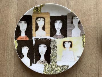 Porseleinen bord uit de serie 'Kunst op tafel' beschikbaar voor biedingen