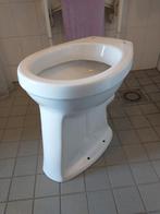 Verhoogde vlakspoel toiletpot met achterafvoer, Doe-het-zelf en Verbouw, Sanitair, Gebruikt, Ophalen