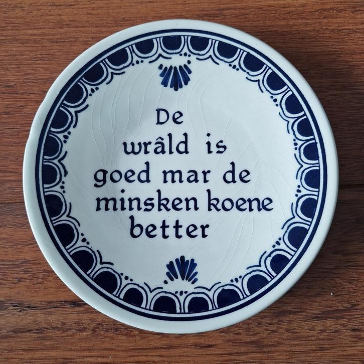 Delfts blauw bordje 19,5 cm Friese spreuk 'De wrâld is', Antiek en Kunst, Antiek | Wandborden en Tegels, Ophalen of Verzenden