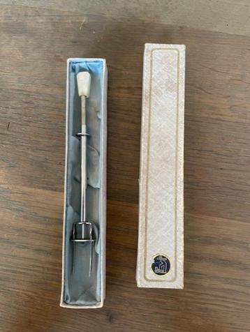 Zuurvorkje met parelmoer in originele doos beschikbaar voor biedingen