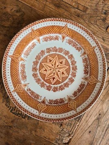 Petrus Regout bord , bruin gedecoreerd. beschikbaar voor biedingen