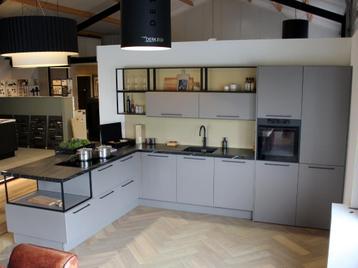 Ruime (schier)eilandkeuken met Atag en Liebherr apparatuur beschikbaar voor biedingen