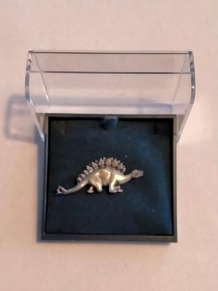 Stegosaurus Dino Dinosaurus pin zilverkleurig, Verzamelen, Speldjes, Pins en Buttons, Zo goed als nieuw, Ophalen of Verzenden