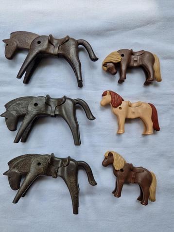 (C) Playmobil. 3 paarden en 3 pony's met vast zadel. beschikbaar voor biedingen