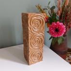 Mooie camel kleurige reliëf vaas met rozen, Overige kleuren, Aardewerk of Porselein, Ophalen of Verzenden, Zo goed als nieuw