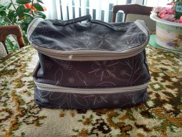 toilettas voor hem beschikbaar voor biedingen