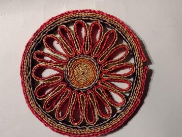 vintage ronde rieten onderzetter ( rood blauw naturel ) beschikbaar voor biedingen