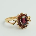Vintage gouden ring met granaat bloem engeland antiek goud, Gebruikt, Ophalen of Verzenden, 17 tot 18, Met edelsteen
