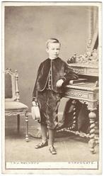 CDV - Kind Jongen Nette Kleding Hoed Stoel Bureau Engeland, Gebruikt, Foto, Ophalen of Verzenden, Voor 1940
