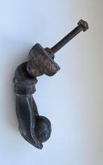 Antiek gietijzeren deurklopper. Hand met bal., Ophalen of Verzenden