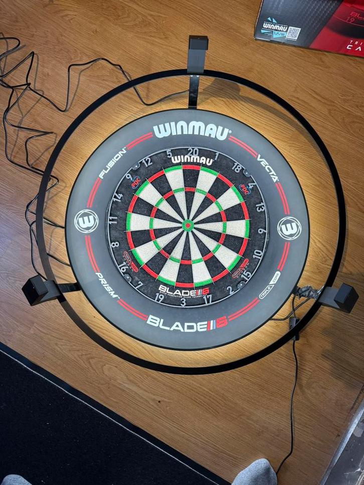 Autodarts systeem incl. Dartbord, surround en verlichting, Sport en Fitness, Darts, Zo goed als nieuw, Dartbord, Ophalen of Verzenden