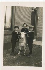 Foto - Fotograaf: onbekend 3 kinderen met een bok, Gebruikt, Foto, Ophalen of Verzenden, Voor 1940