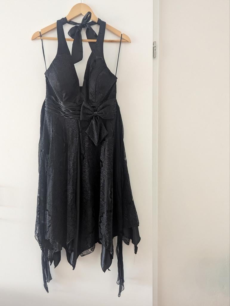 Zwarte halterjurk met strik en stola - Maat 38, Kleding | Dames, Maat 38/40 (M), Zwart, Ophalen of Verzenden, Boven de knie