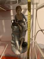 Vintage NAO Porseleinen Beeld 32 cm hoog Vrouw bij Bron, Ophalen, Gebruikt, Mens
