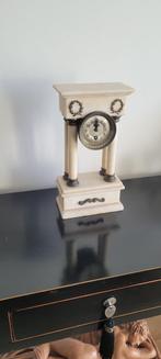 Pendule albast met kolommen, met modern uurwerkje, Antiek en Kunst, Antiek | Klokken, Ophalen of Verzenden