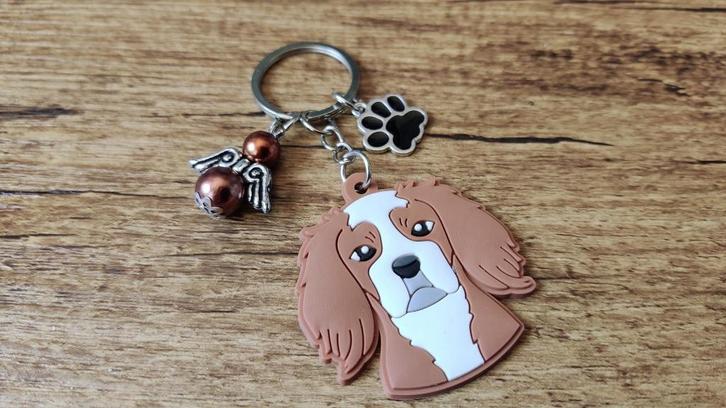 Sleutelhanger Cavalier king charles spaniël PVC met engeltje, Hobby en Vrije tijd, Overige Hobby en Vrije tijd, Nieuw, Verzenden