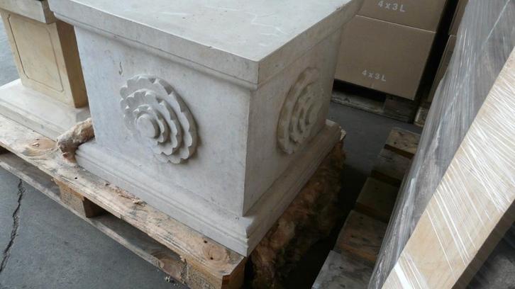 Stenen zuil 620 x 620 x 560 mm met roos., Huis en Inrichting, Woonaccessoires | Zuilen en Pilaren, Gebruikt, Ophalen