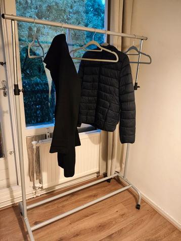 Kledingrek met wieltjes beschikbaar voor biedingen