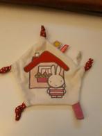 nijntje doek roze met bloem op doek piep in buik knoopjes, Ophalen of Verzenden, Nieuw, Konijn