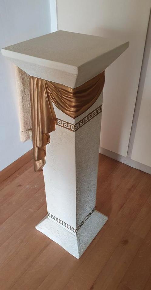𝕋𝕆ℙ; Wit gouden zuil - pilaar met Versace/griekse symbolen, Huis en Inrichting, Woonaccessoires | Zuilen en Pilaren, Zo goed als nieuw