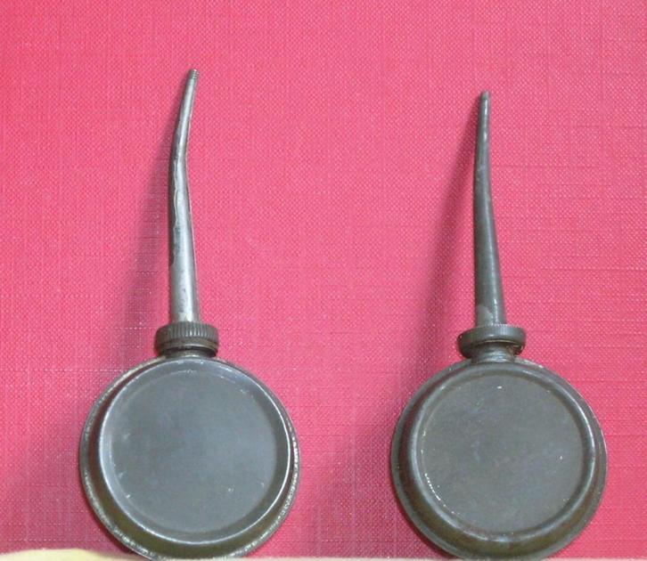 T23 & T25 OLIESPUITJES 2 STUKS, Antiek en Kunst, Antiek | Gereedschap en Instrumenten, Ophalen of Verzenden