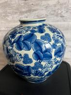 Chinese porseleinen vaas met bloemmotief, Antiek en Kunst, Antiek | Vazen, Ophalen