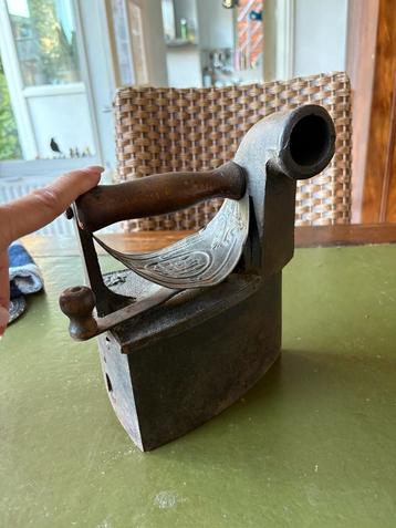 Antiek houtskool strijkijzer beschikbaar voor biedingen