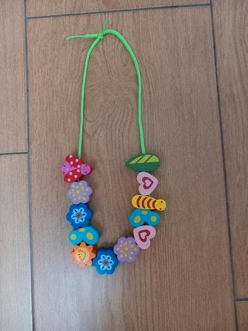 Kinderketting van hout beschikbaar voor biedingen