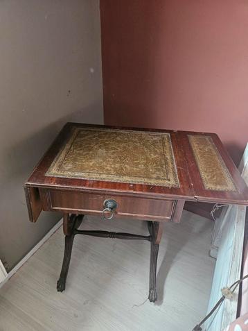 Antiek telefoon tafeltje beschikbaar voor biedingen