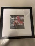 Foto van rode Fiat 500 in lijst - 33x33 cm, Ophalen of Verzenden, Zo goed als nieuw, Foto of Poster, Minder dan 50 cm