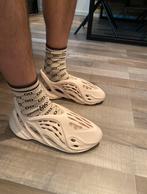 Adidas Yeezy foam maat 43-44 crème met gratis Gucci sokken, Nieuw, Ophalen of Verzenden