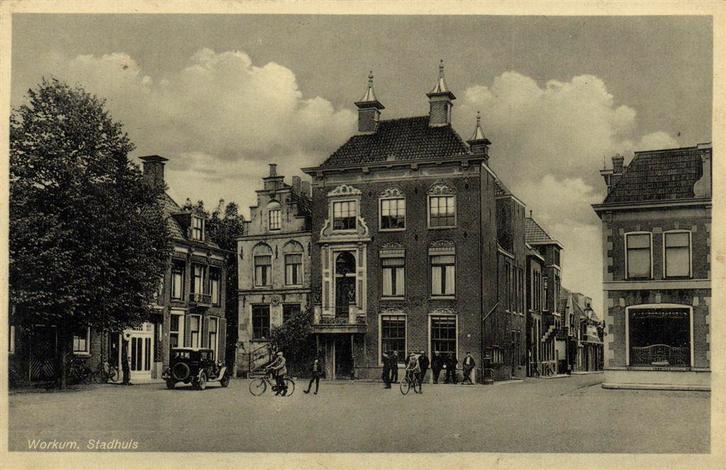 Workum, Stadhuis - volk auto fiets - gelopen, Verzamelen, Ansichtkaarten | Nederland, Gelopen, Noord-Brabant, Voor 1920, Ophalen of Verzenden