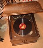 Oude grammafoon  met bakelieten plaat, Ophalen