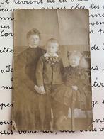 1907 Foto - moeder met zoon en dochter (MM), Gebruikt, Foto, Ophalen of Verzenden, Voor 1940