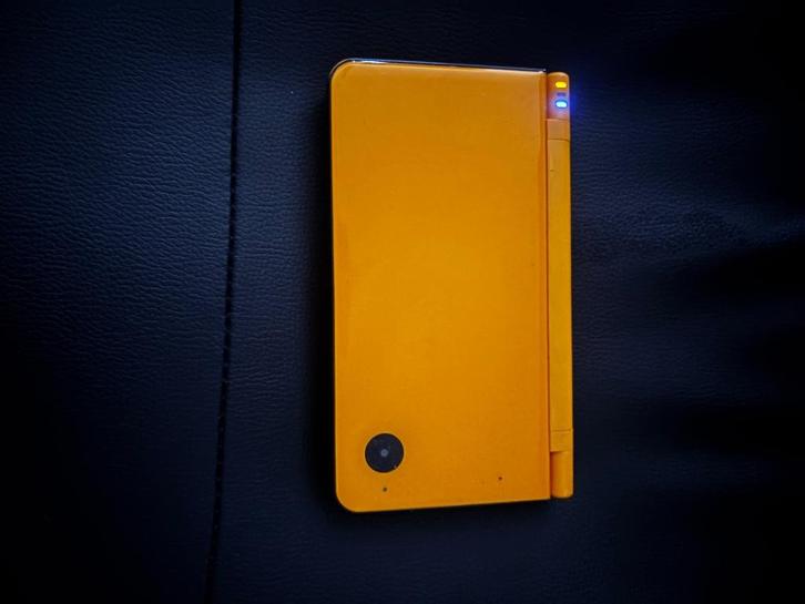 Nintendo Dsi met oplader, Spelcomputers en Games, Spelcomputers | Nintendo DS, Gebruikt, Dsi, Geel, Met beschermhoes of tas, Ophalen of Verzenden